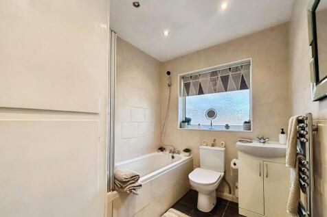 421046e4-WhatsApp...