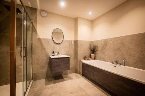 MASTER BEDROOM BATHROOM
