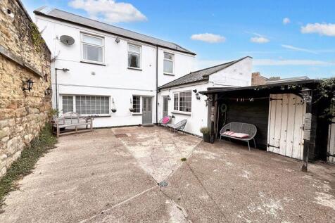 External and gated courtyard