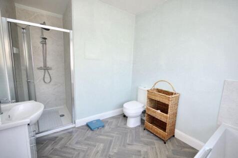 Ensuite to ground floor bedroom