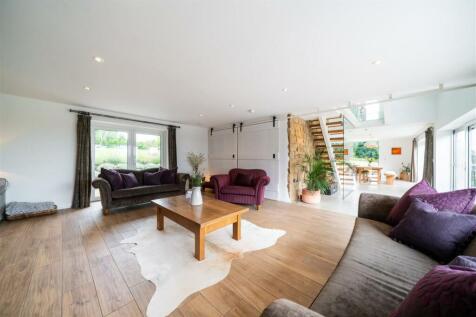 Living Area-4.jpg