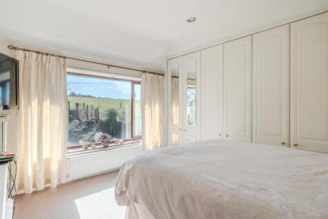 Bedroom 1.jpg