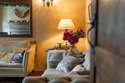 Living Room-6.jpg