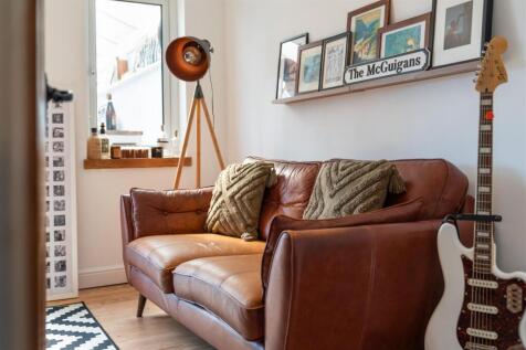 Living Room-5.jpg