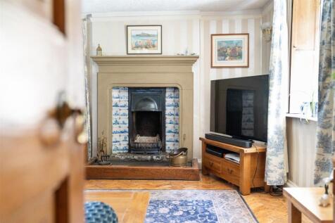 Living Room-5.jpg