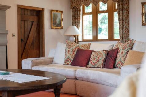 Living Room-8.jpg