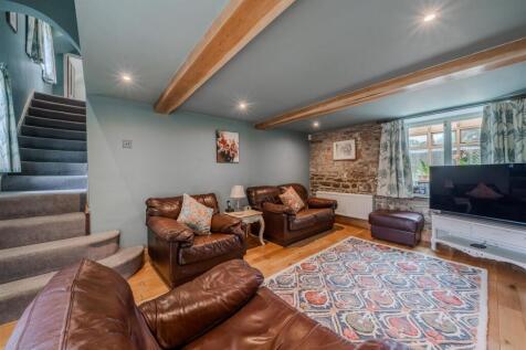 Living Room-2.jpg
