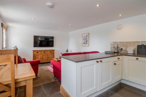 Holiday Let 2-4.jpg