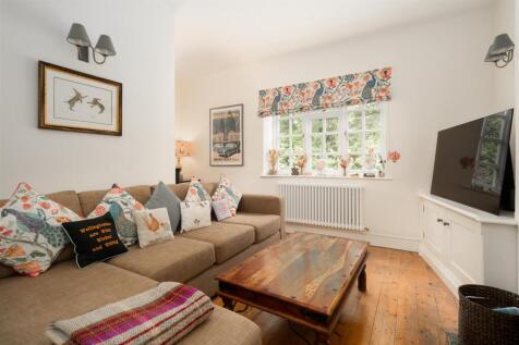 Living Room-2.jpg
