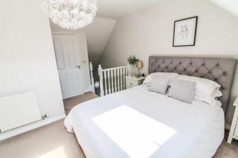 Bedroom 1 pic 2