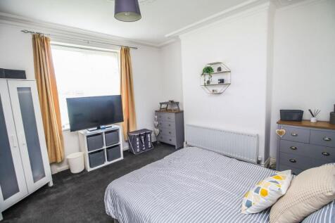 Bedroom 1 pic 2