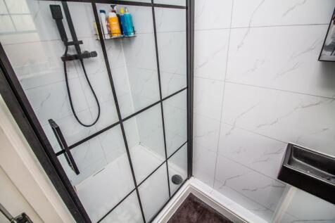 En-suite Pic 2.
