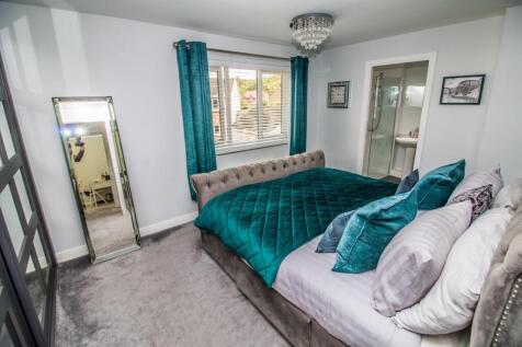 Bedroom One Pic 3.