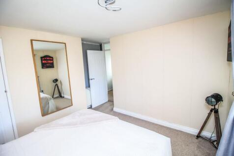Bedroom 1 pic 2