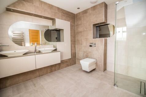 Master Bedroom En-suite.