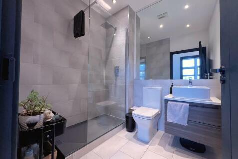 bathroom 1.jpeg