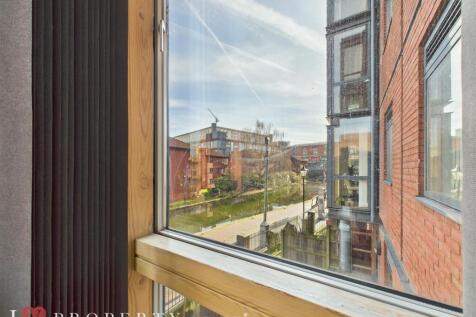 CAM05016G0-PR0038-STILL013.jpg