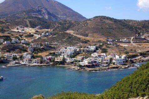 The nearby village of Mochlos