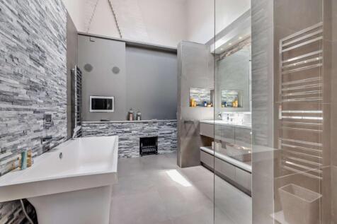 Principal Bathroom