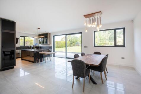 Kitchen / Dining