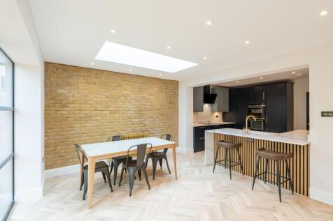 Kitchen / Reception