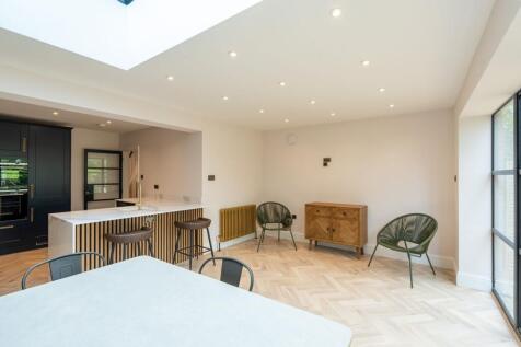 Kitchen / Reception
