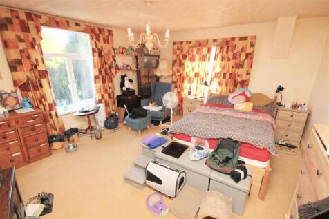 bedroom 2.JPG