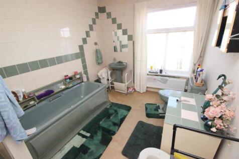 bathroom upstairs.JPG