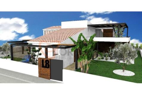 4 bedroom villa with pool and close to the beach for sale in Albufeira