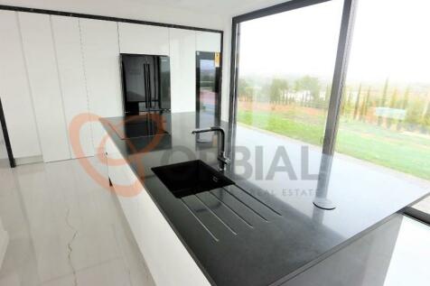 House V4 &#43;1 with swimming pool for sale in Albufeira