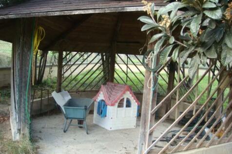 Covered Play/Sitting Area