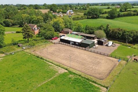Aerial with 20x40m sand and rubber menage