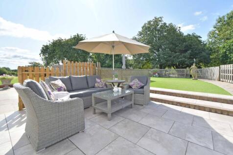 Landscaped side garden