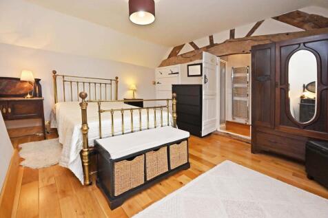 Bedroom one to en&#61;suite