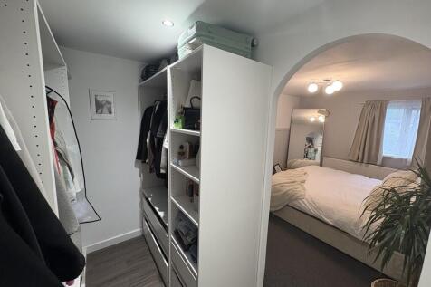 Walk_In_Wardrobe_...