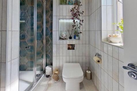 83-Bluebell-Wynd-Bathroom.jpg