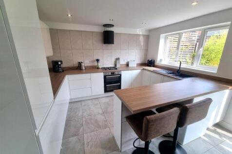 FITTED KITCHEN