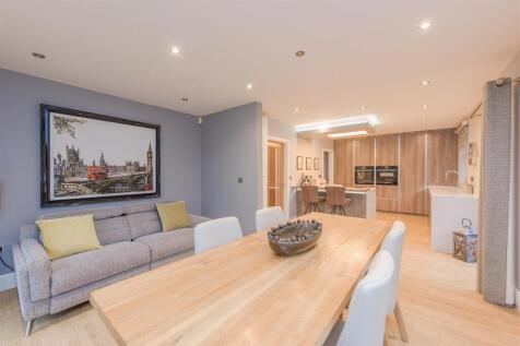 Hallcroft Avenue, Overseal