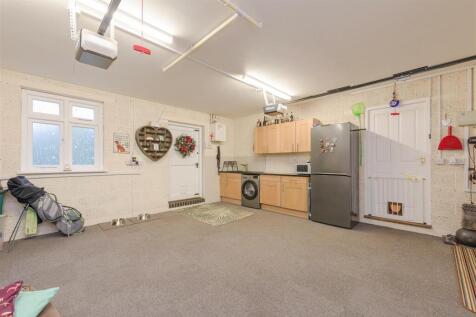 Hallcroft Avenue, Overseal