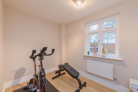 Hallcroft Avenue, Overseal