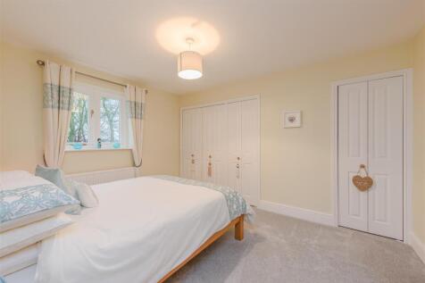 Hallcroft Avenue, Overseal