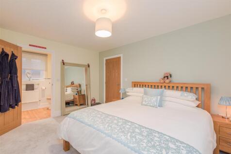 Hallcroft Avenue, Overseal