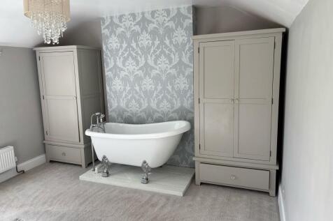 Main bed bath