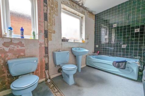 bathroom (down)