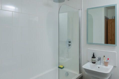Ensuite bathroom to the master bedroom