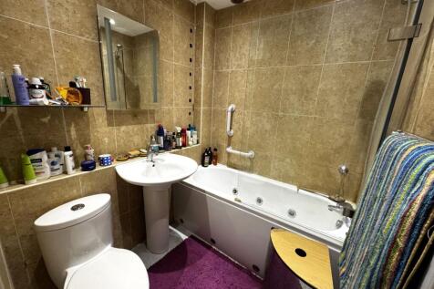 Family Bathroom, 1st Floor