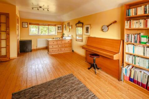 Master Bedroom with En-suite Cloakroom