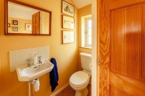 Master Bedroom with En-suite Cloakroom