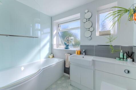 2 Bathrooms on First Floor