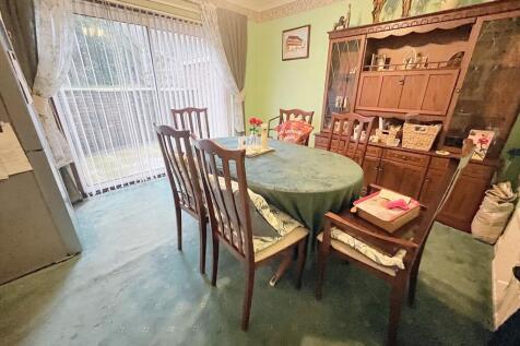 Dining1
